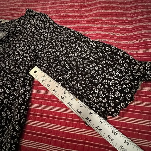 Elegant Black and White Floral Blouse - Picture 8 of 8